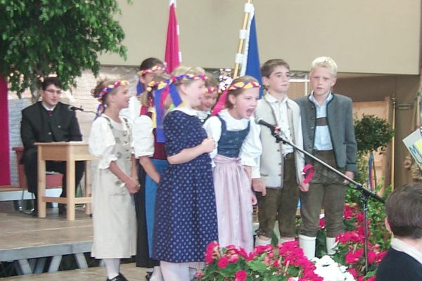 Schulkinder der Volksschule Markt bei einer szenischen Darstellung der Geschichte Bischofshofens