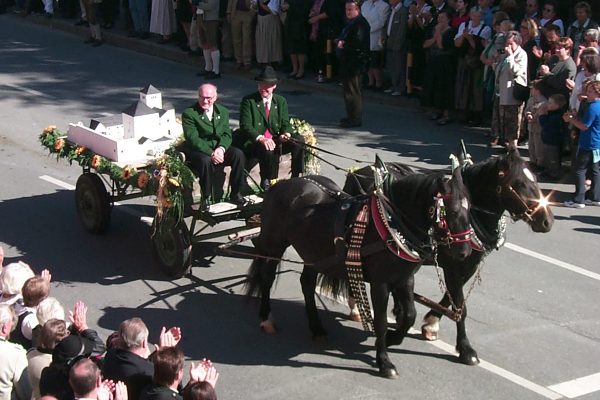 Pfarrer Andreas Radauer mit Modell des Kastenhofs